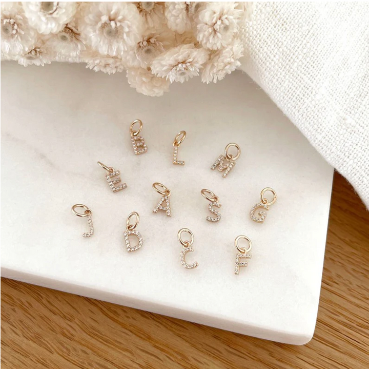 Mini pendentif "lettre strass" - plaqué or