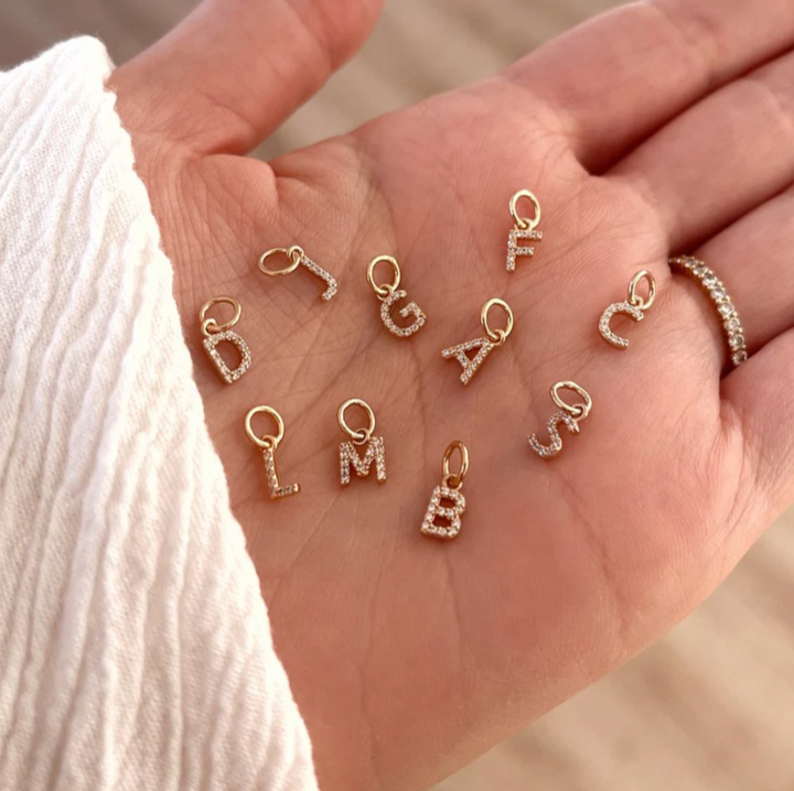 Mini pendentif "lettre strass" - plaqué or